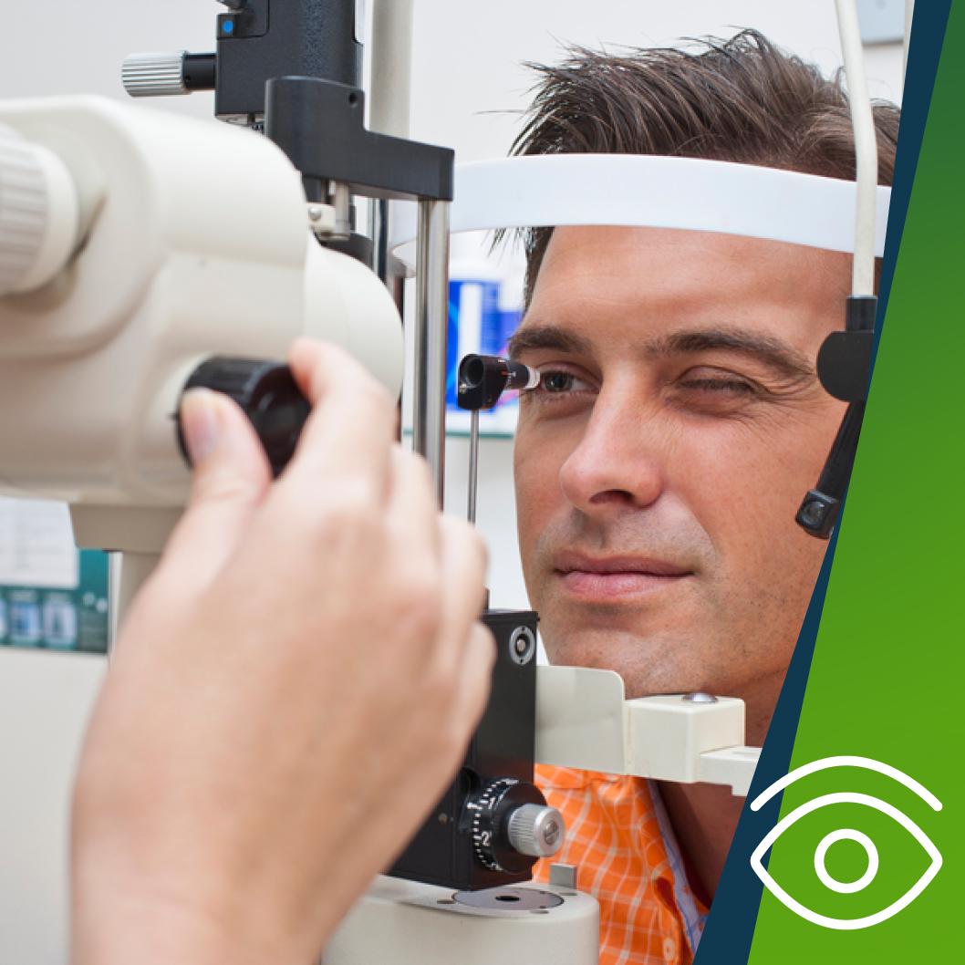 Persona sottoposta a un esame oculistico con lampada a fessura presso un ambulatorio di oftalmologia.