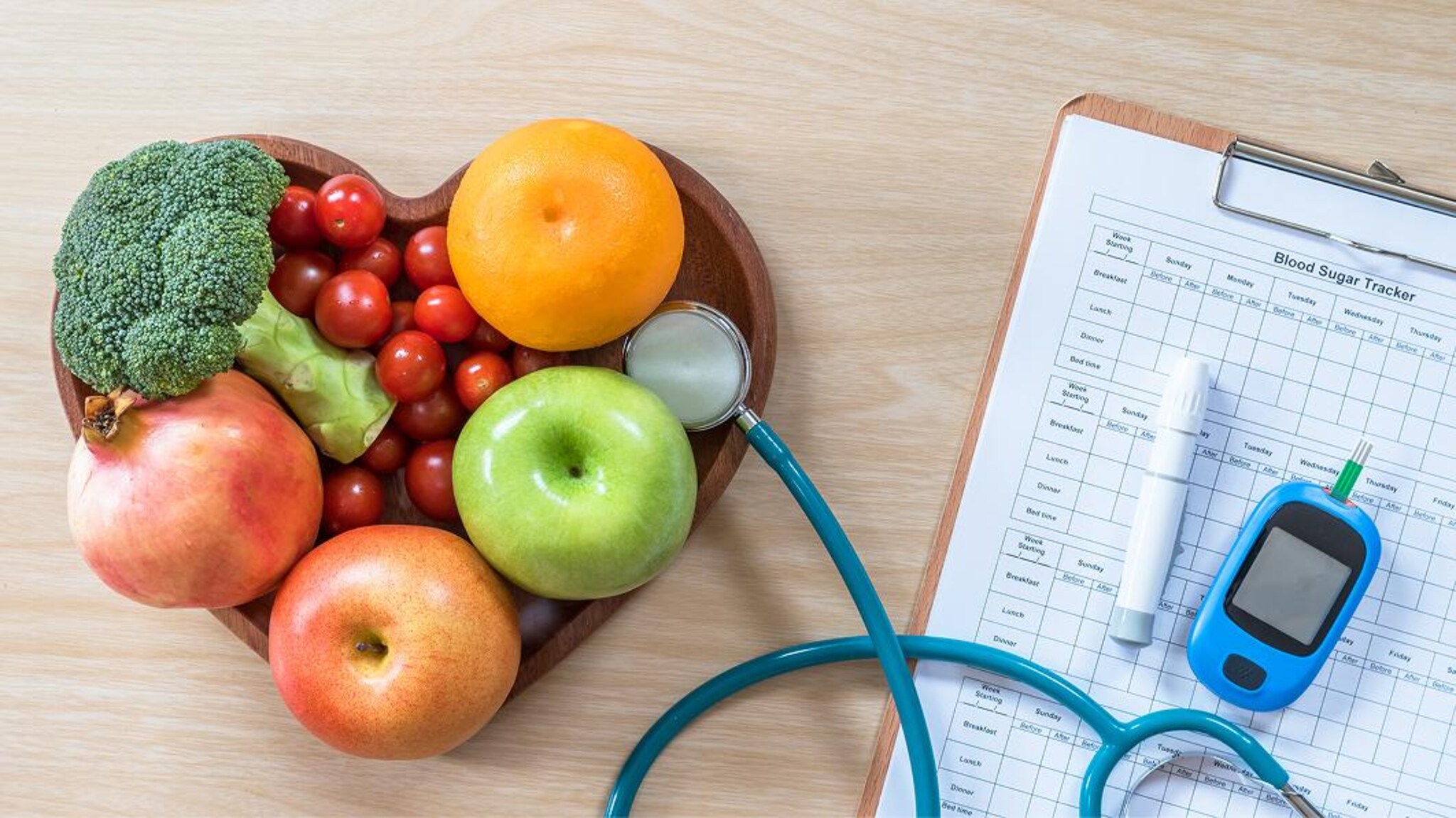 Alimenti freschi ricchi di frutta e verdura, affiancati da strumenti per il controllo della glicemia e da un registro dei valori, a simboleggiare uno stile di vita sano e la gestione quotidiana del diabete.
