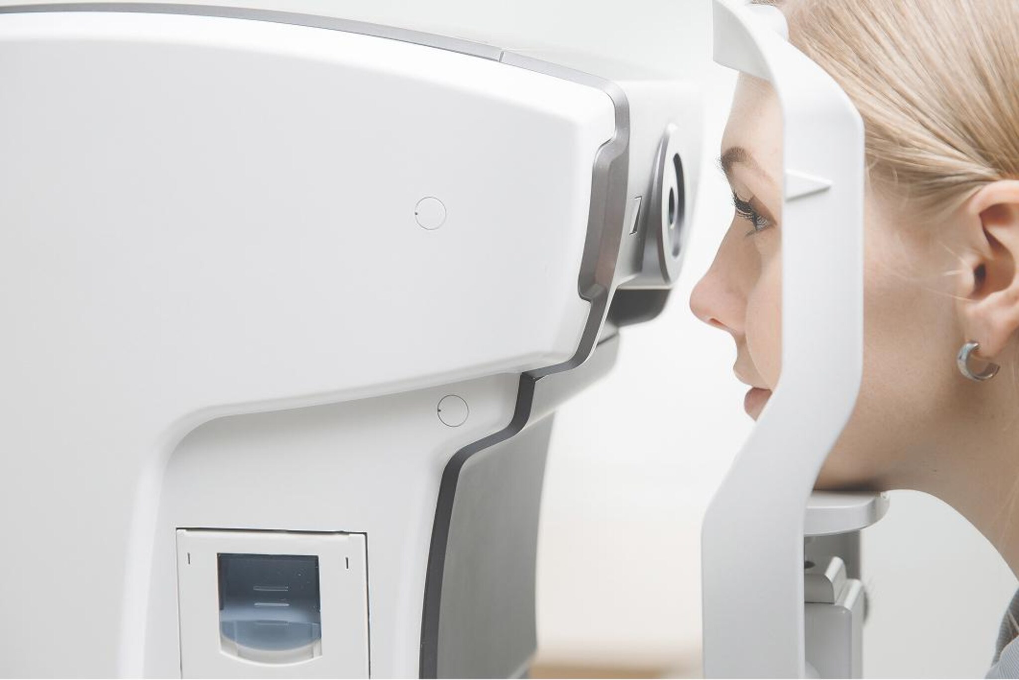 Persona sottoposta a un esame OCT (tomografia a coerenza ottica) presso un ambulatorio oculistico. La procedura consente di ottenere immagini ad alta risoluzione della retina ed è utilizzata per il monitoraggio di patologie retiniche, come l'edema maculare diabetico.