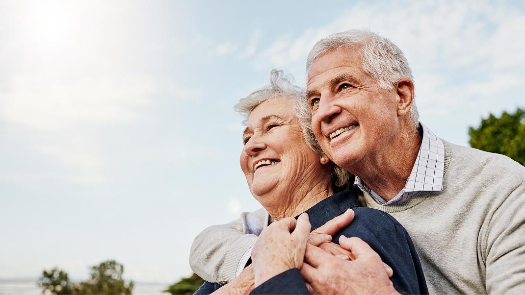 Due persone di età diversa insieme all'aperto in un contesto di supporto e salute cardiovascolare.