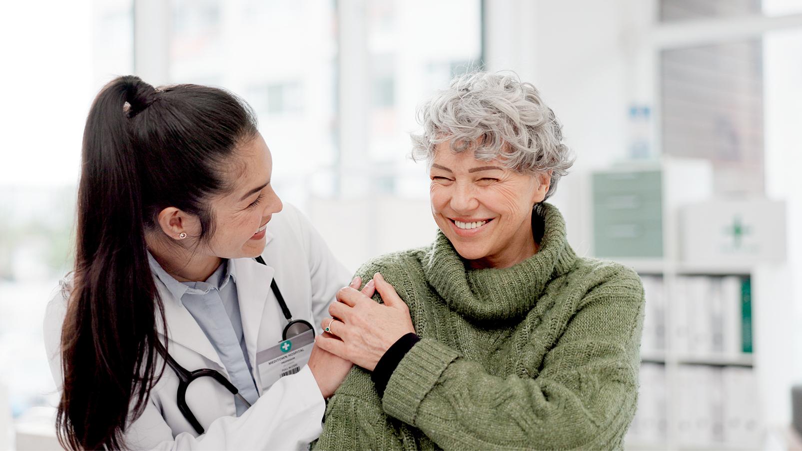 Professionista sanitario e persona assistita in un momento di supporto e accompagnamento durante il percorso di cura.