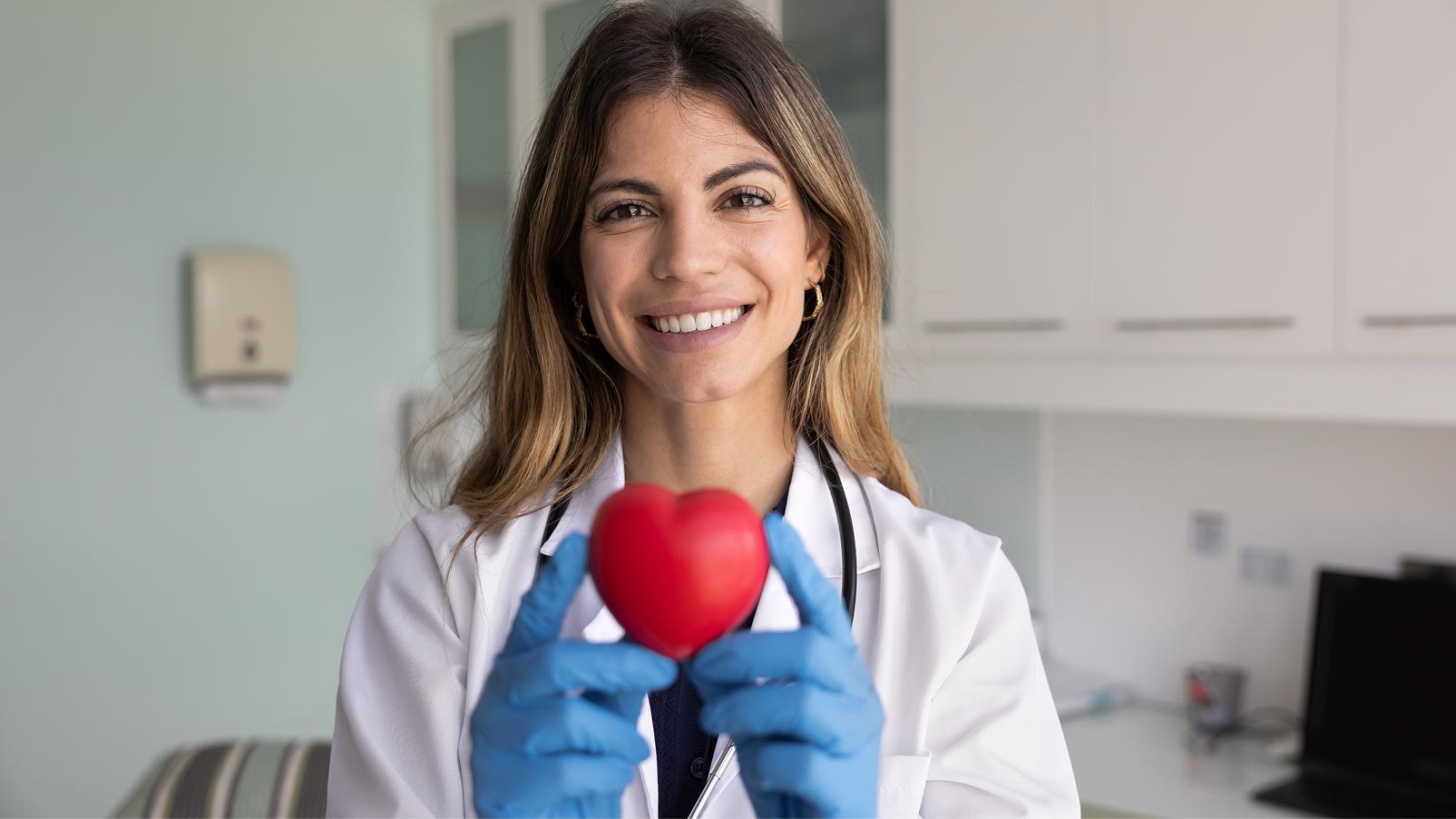 Professionista sanitario con un modellino del cuore in mano