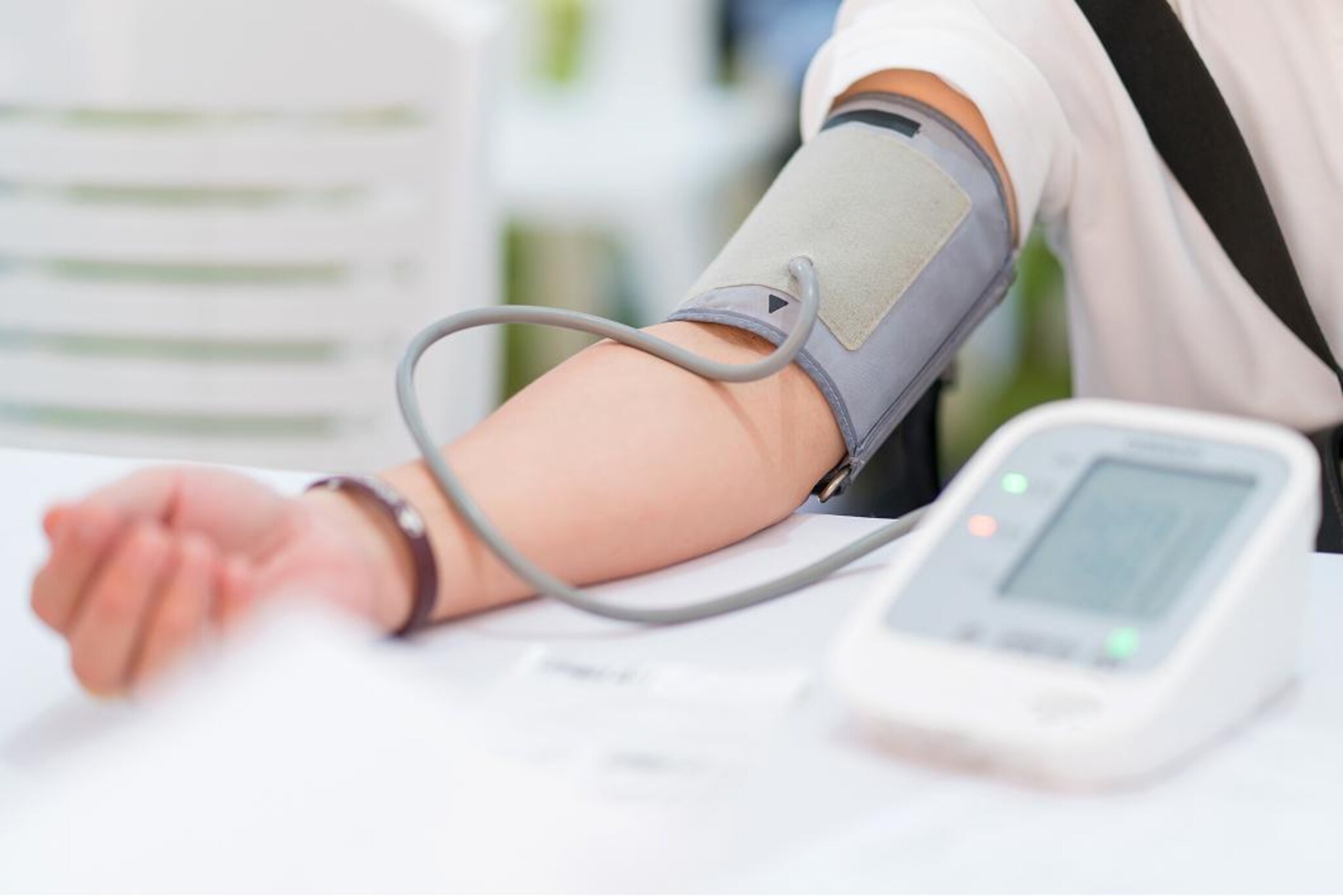Misurazione della pressione arteriosa con bracciale elettronico applicato al braccio.