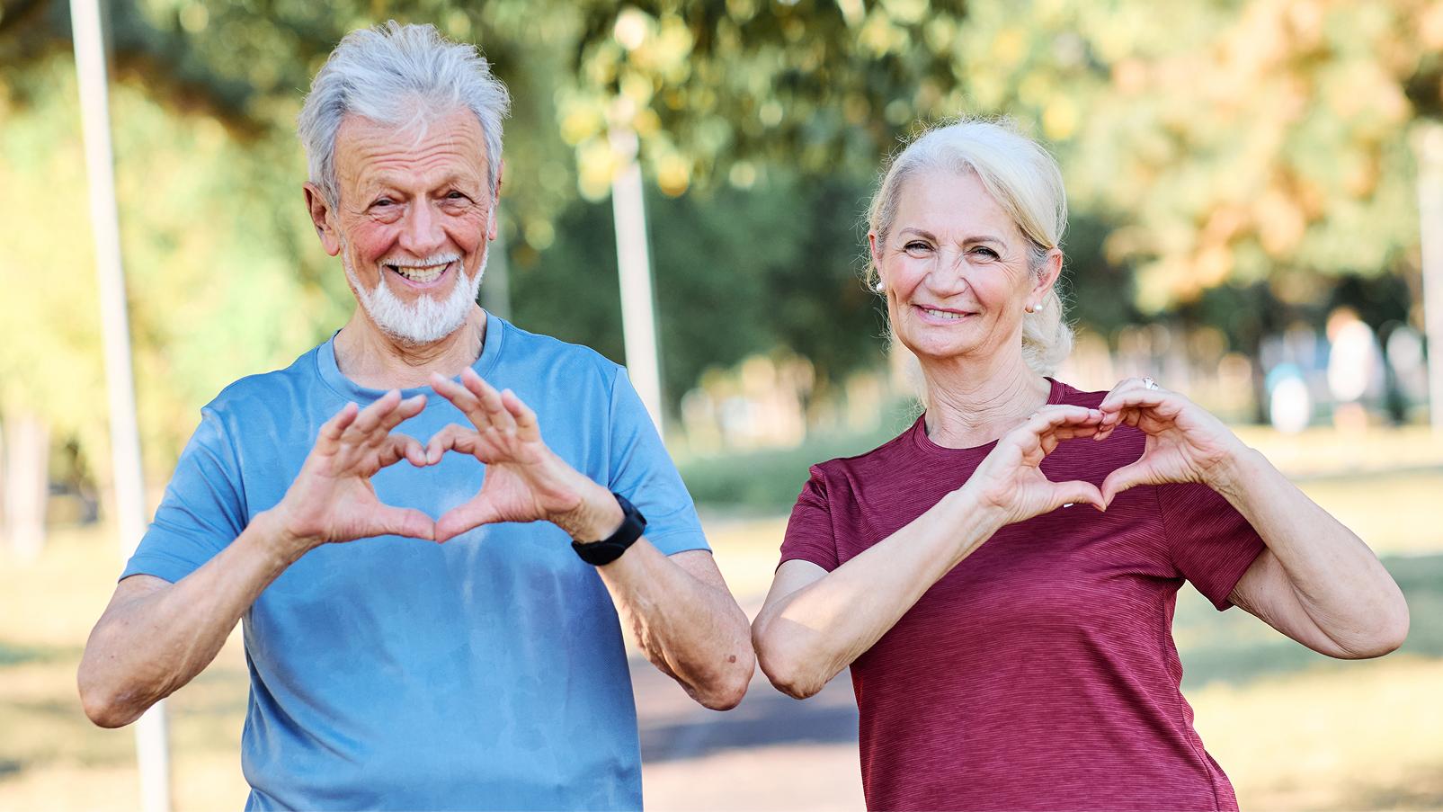 Due persone di età diversa insieme all'aperto in un contesto di supporto e salute cardiovascolare.