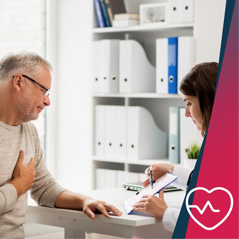 Persona durante una visita medica, con una mano appoggiata sul torace, mentre un professionista sanitario prende appunti.