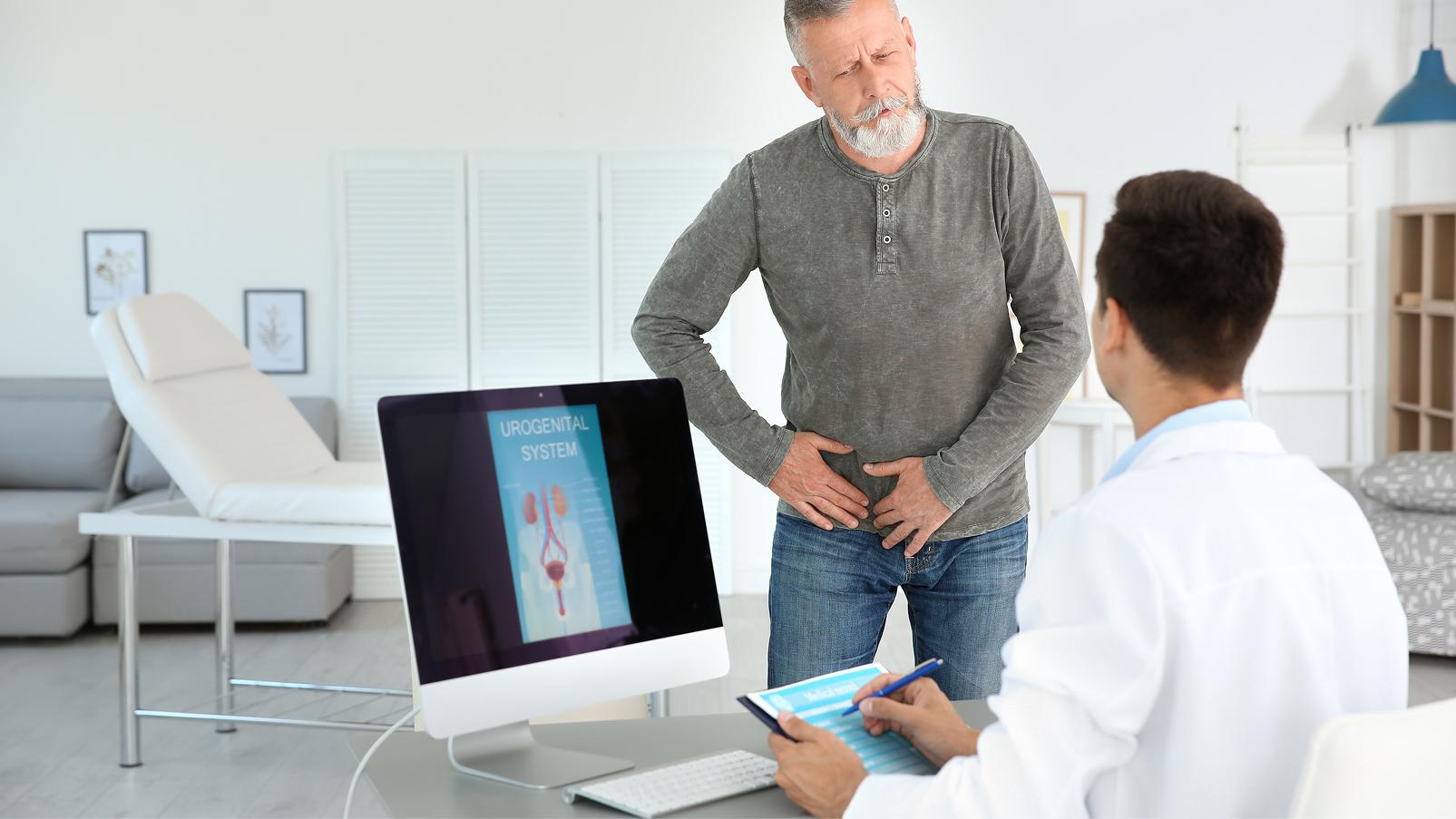 Persona durante un consulto medico indica dolore o disagio nella zona addominale e prostatica.