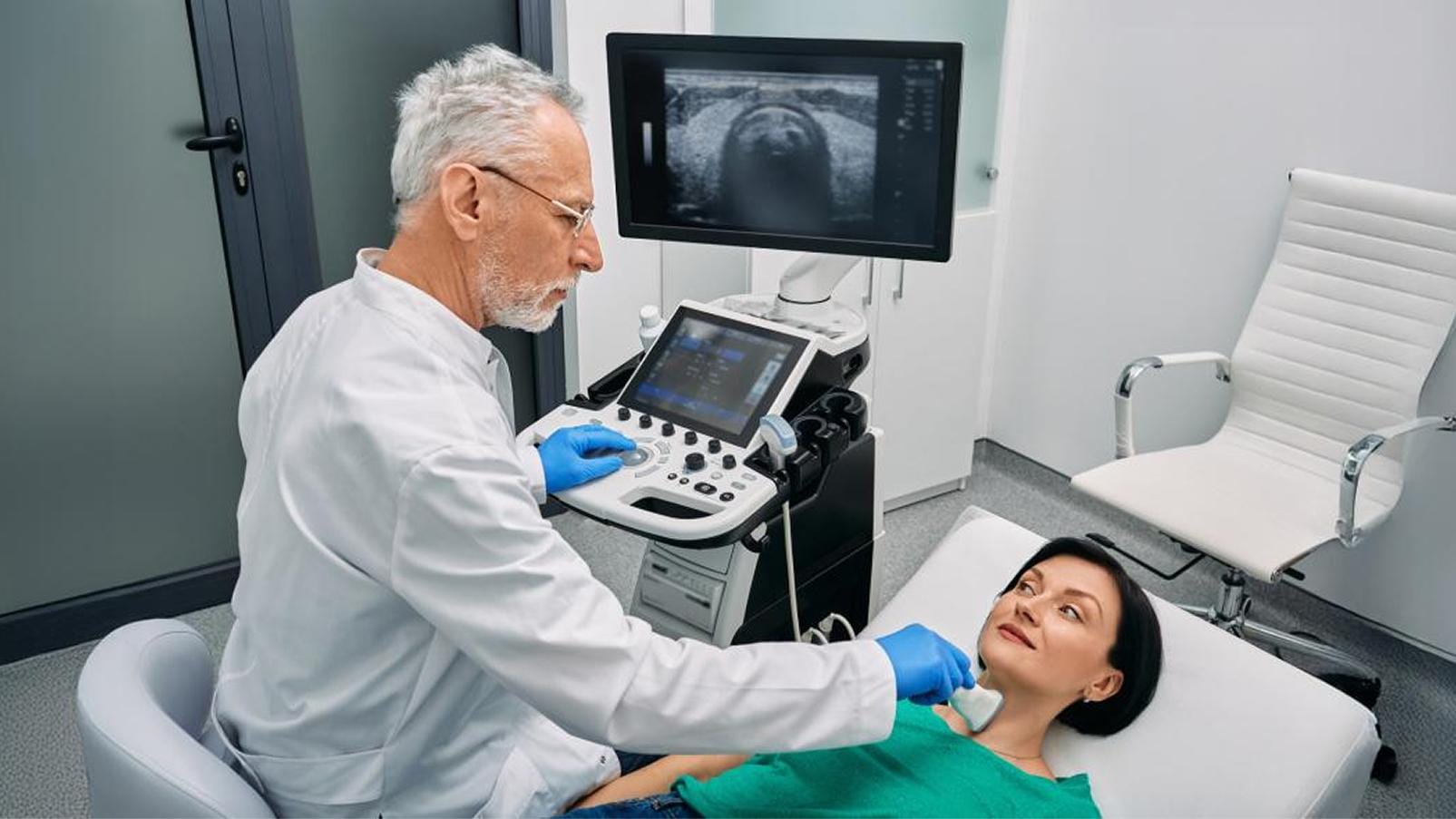 Esame ecografico della tiroide eseguito in ambulatorio specialistico.